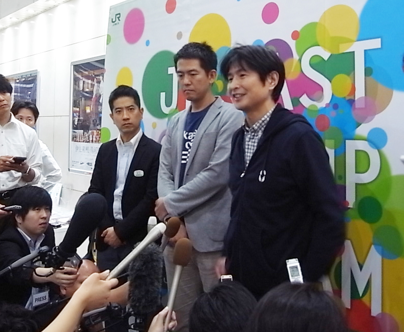 右から、柴田裕JR東日本スタートアップ社長、山本徹フーディソン代表、エキュート品川清水理三郎店長