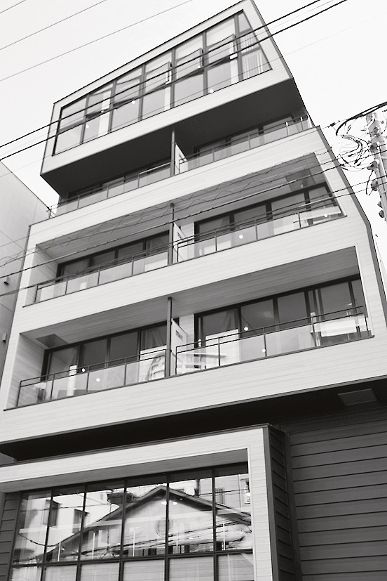蒲田駅から徒歩5分ほどの場所に完成した6階建てビル。木質の外装が目を引く