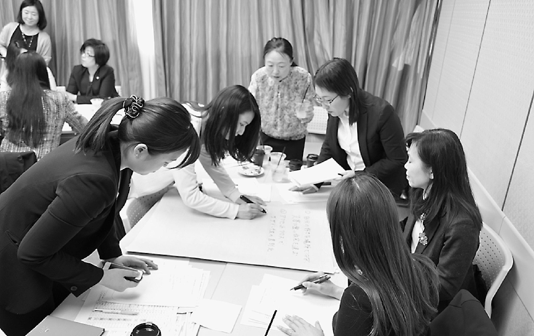 グループごとの発表に向け、意見を紙に書き出す
