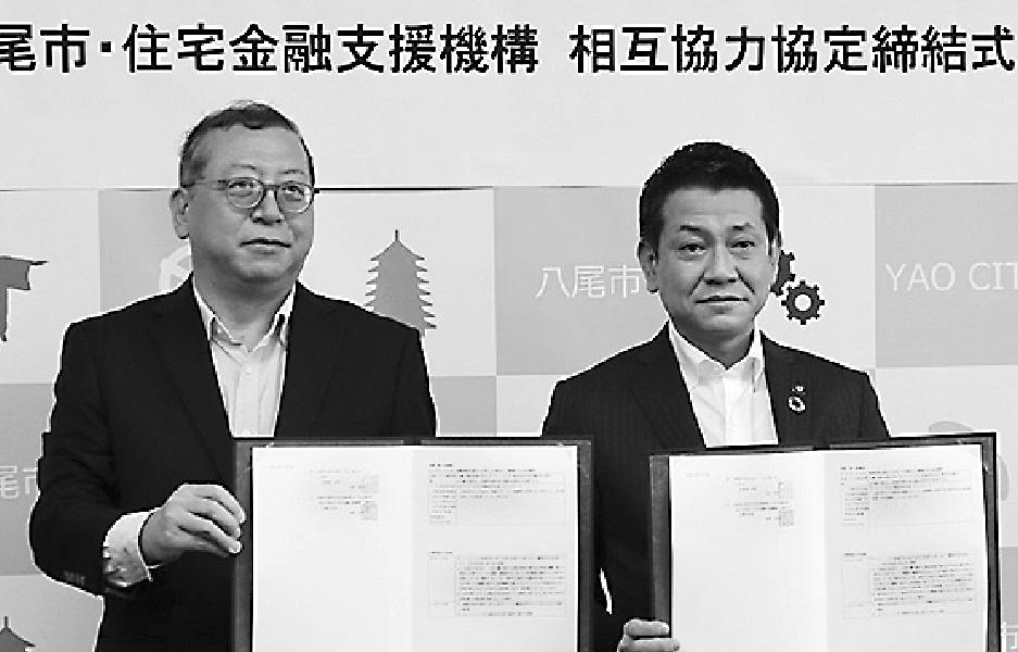 協定式に参加した(右)大松市長と浪波支店長