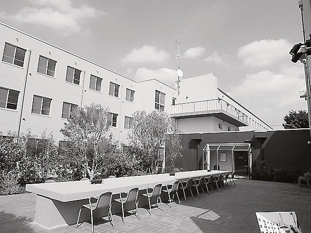 池を埋め、センターテーブルを置いた。交流の場となる