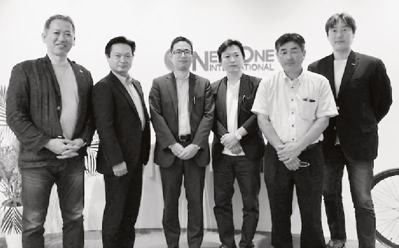 （左から）妹尾社長、辻社長、徳安氏、遠藤社長、島社長、清水社長（写真提供＝徳安氏）