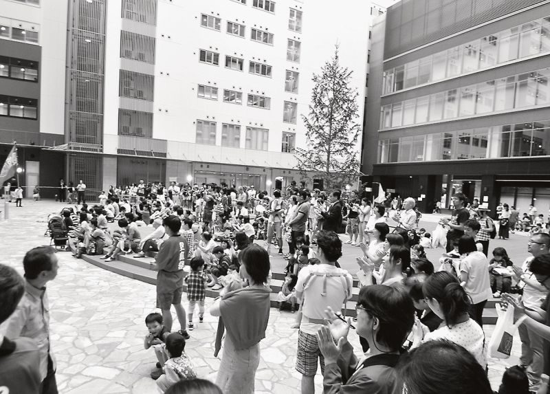 7月16日に敷地中央部の広場で行われたイベント。多くのマンション居住者が集まり交流を深めていた