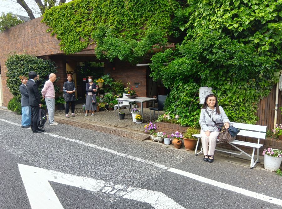ベンチを利用する常連さんたちも増え、地域の活性化が促進されていく