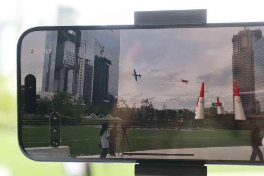 街並みの画像に映像化した飛行データが投影される(画像はうめきた 公園)