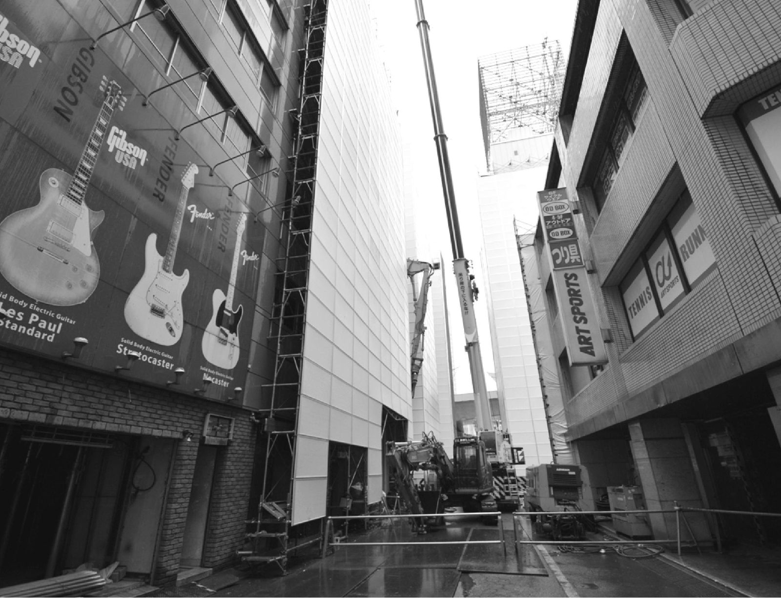 当時の看板が残る桜丘口地区の解体工事現場