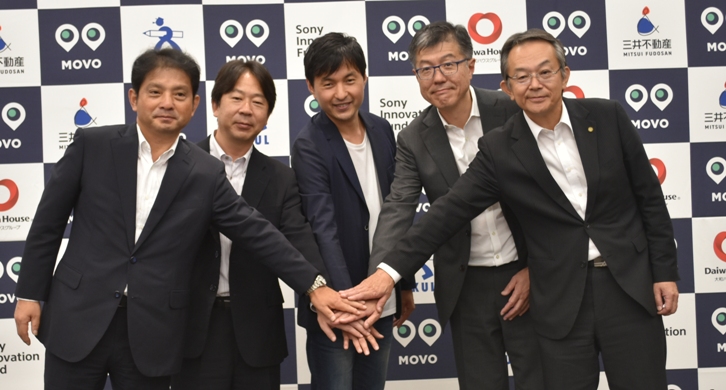 Hacobuの佐々木太郎社長(中央)を囲む三井不動産の三木孝行常務執行役員(左端)と浦川竜哉大和ハウス工業取締役常務執行役員(右端)