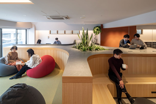 「ウェルブレンド蒲田」のオープンラウンジ。入居者だけでなく、ジムやサウナの会員も利用可能なスペース。様々な人が緩やかに交ざる