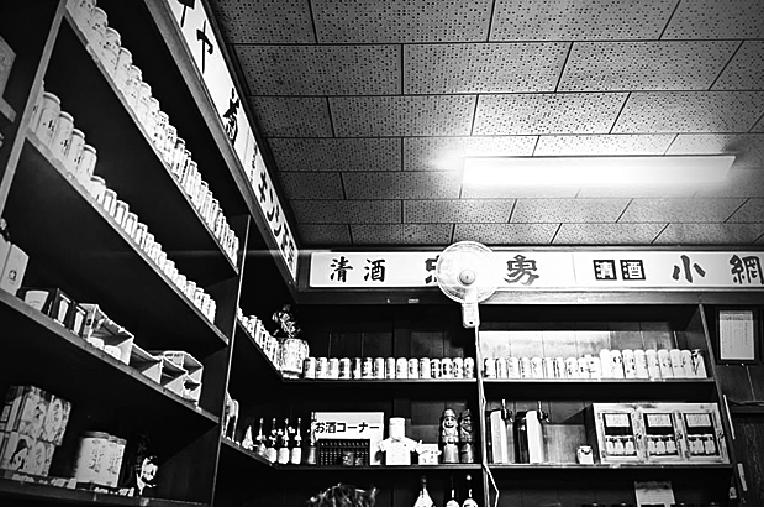 酒場遺産 ▶8 東京・小石川 角打ちの柄沢商店 女将の人柄に、酔いもさわやか帰り道