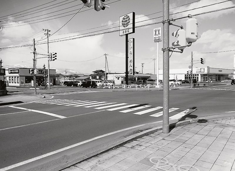パチンコ店跡地にはコンビニなど３店舗が開業した