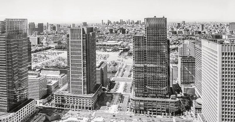 東京駅前に立つ竣工15年の丸ビル(中央左)と新丸ビル