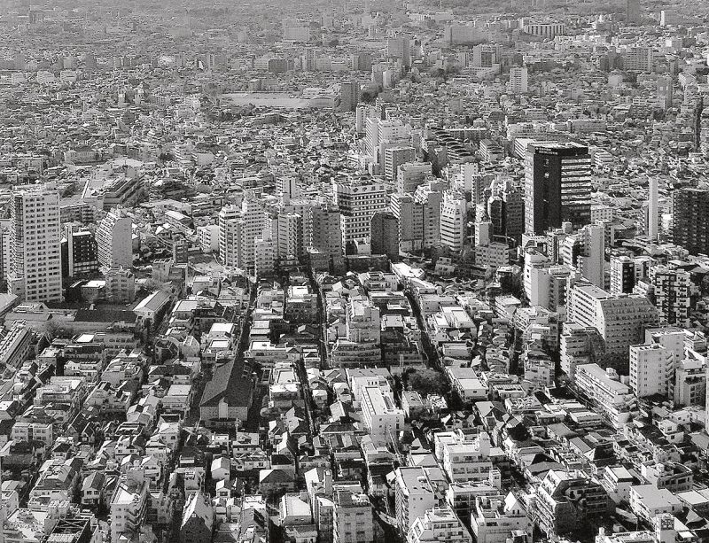 マンションやビルが林立する大都会。格好の空き家や空き地を狙っている地面師たちが跋扈(ばっこ)しているかもしれない