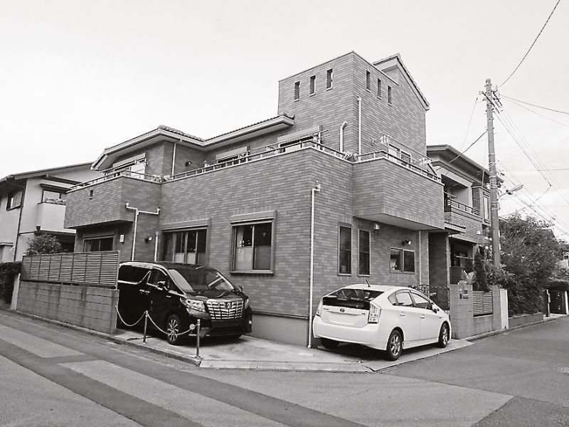住宅団地入り口にある角地住宅の駐車場
