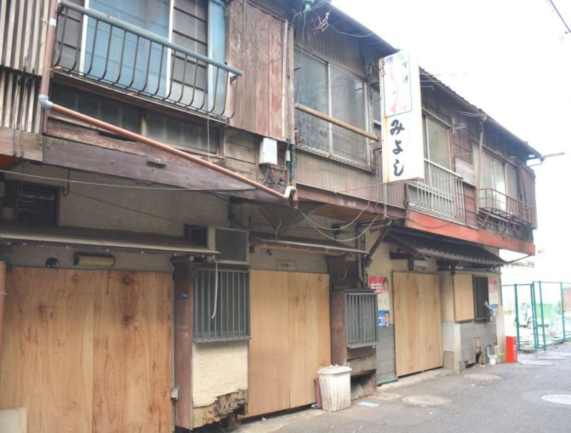 元は商店であったことがうかがえる空き家。傷みが激しく、周りの住民に不安を与えてしまう