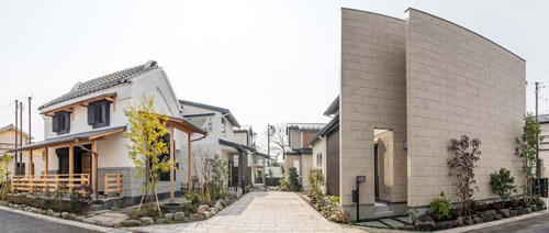 再生された推定築約150年の蔵(左)