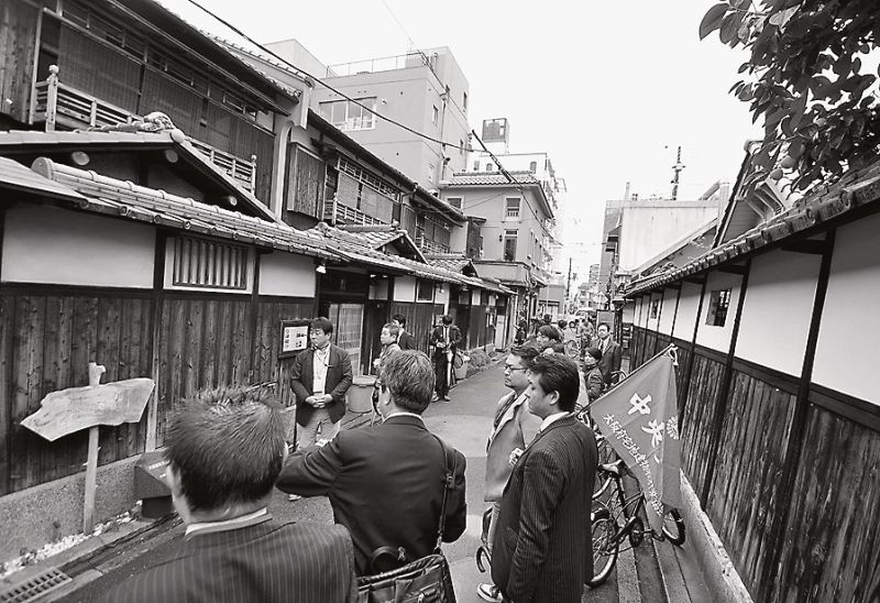 2日目午前に行われた現場見学会。長屋再生による昭和町エリアの活性化を見て回った。このほかにも2カ所で見学会が行われた