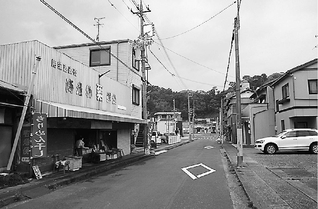 魚屋の先に用宗駅が見える