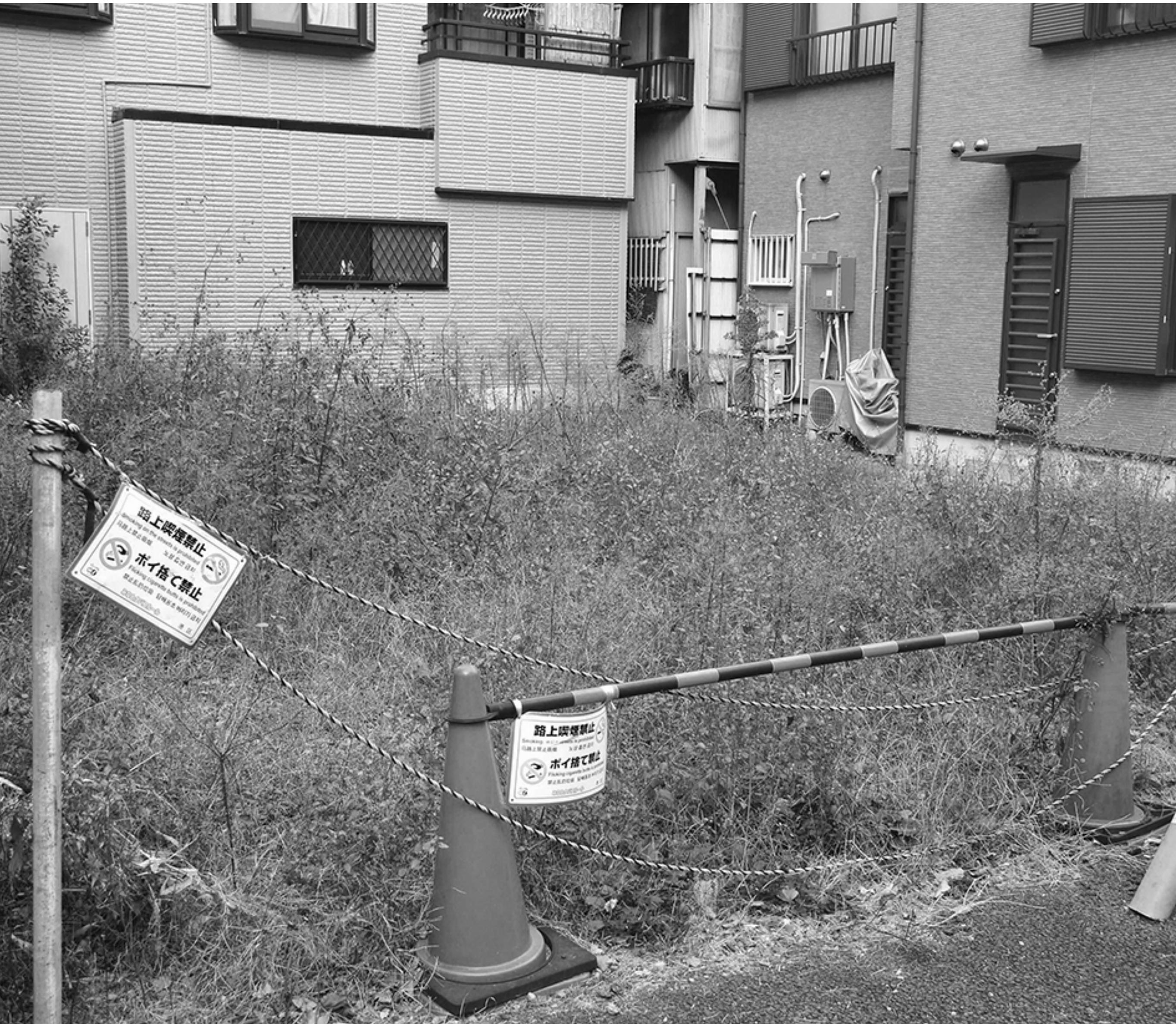 都市部でも地方圏でも、所有者の分からない空き家や空き地の存在により開発事業などが進まなくなるケースは珍しくない(写真はイメージ)