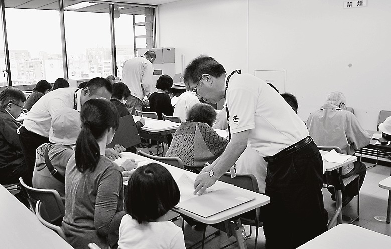 市営住宅への入居が決まった被災者向けに開いた説明会(5月6日、熊本市庁舎で)