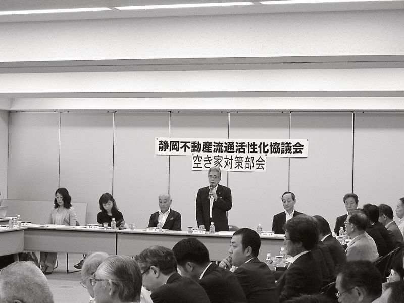 初会合であいさつする市川協議会会長