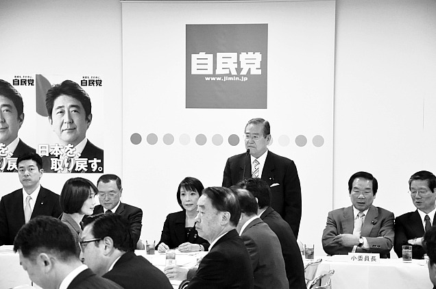あいさつする野田毅・自民税調会長