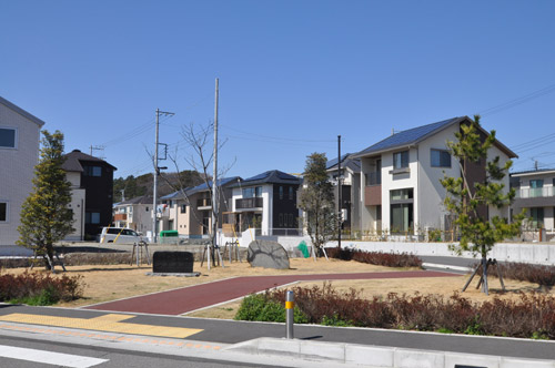 市立横須賀高校跡地で開発された大規模戸建てプロジェクト「よこすか森崎山の手リアンシティ」。地元の老舗事業者5社が手を組み、地元に活力をもたらす開発を企画した。大手メーカーをはじめ様々なハウスメーカーがこのプロジェクトに賛同し、良質な住環境の創造に向け注力している