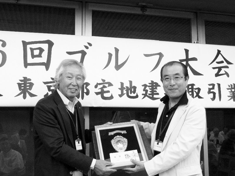 優勝した寺島氏(右)と樫崎委員長