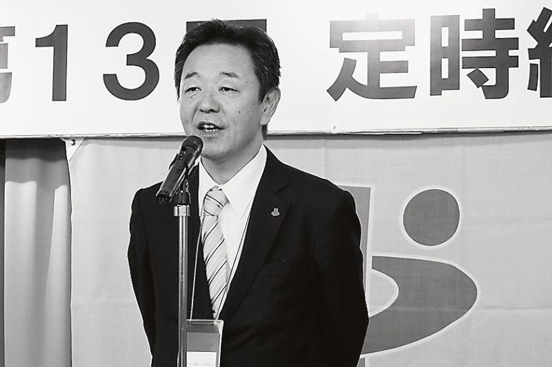 あいさつする親泊理事長