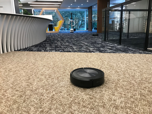 複数の「家庭用」のロボット掃除機がオフィスで活用する
