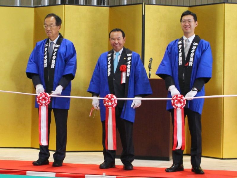 左から木村市長、會田貞光代表取締役社長、會田大輔代表取締役専務