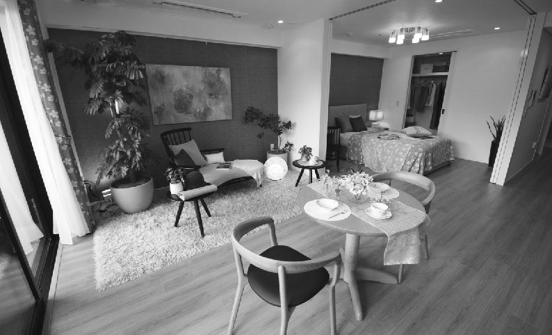 1LDK(面積約59平方メートル)の居室。1人居住のモデルレイアウトだが2人居住も可