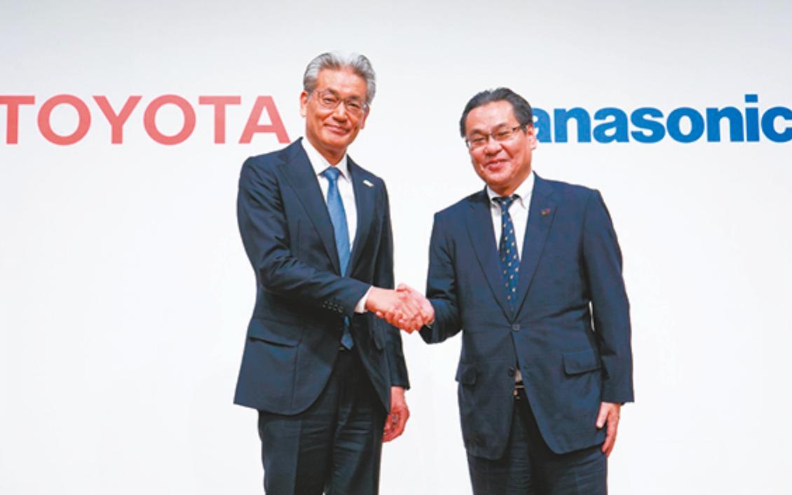 5月9日の発表会に登壇したトヨタ執行役員の白柳正義氏(左)とパナソニック専務執行役員の北野亮氏(右)