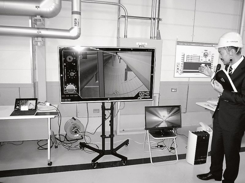 洞道内で移動するドローンの状況を映し出すモニター