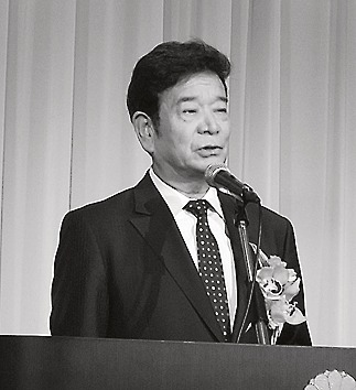 あいさつする高橋会長