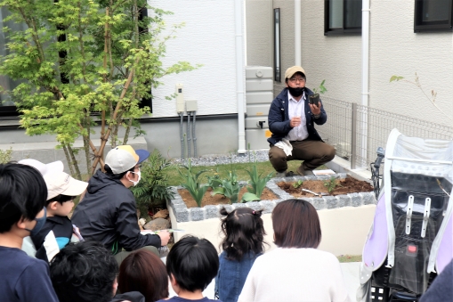 こばやし農園・小林弘治代表が植え方の手本を示した