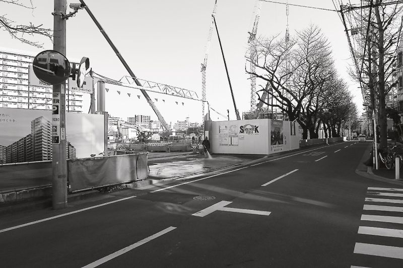 桜並木沿いの開発地で建設が進む大型物件「ザ・ガーデンズ東京王子」