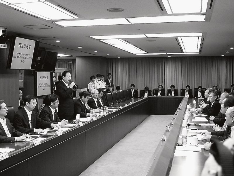 国土交通省内で開かれた懇談会の様子。新たな災害への対応に意気込みを示す太田国交相