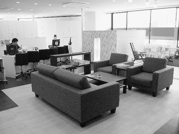 店舗に併設したショールームのソファ