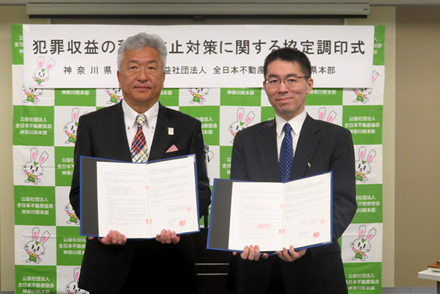 佐々木本部長(左)と崎山刑事部長