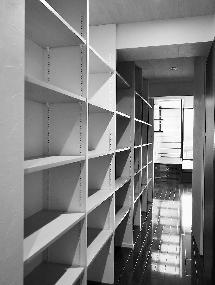 廊下いっぱいに書棚を設けた住戸も