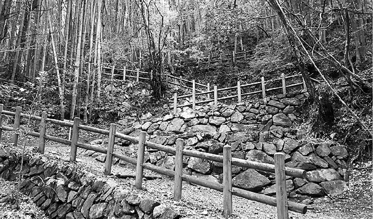 保存整備された一升谷の石畳9合目付近(右) 急勾配が続く一の坂四十二の曲り(下)