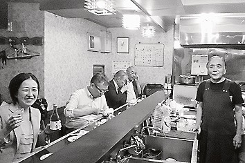 「まつ」で飲む新村由帆さん(左端)