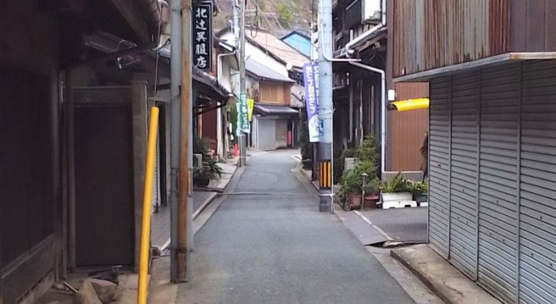 かつての商店街は、空き家がたくさん並ぶ