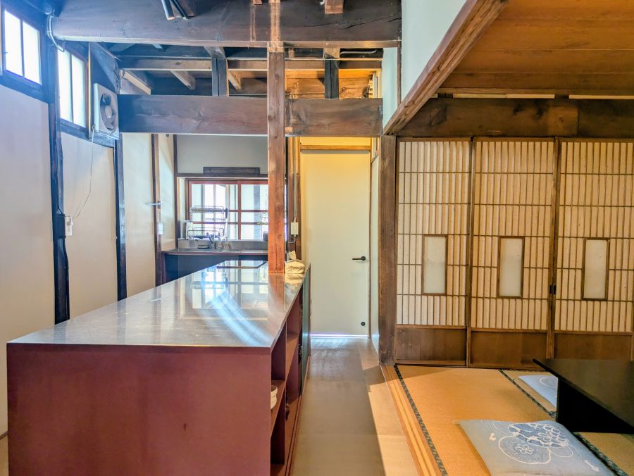 大きなアイランドキッチンが和室とマッチしている
