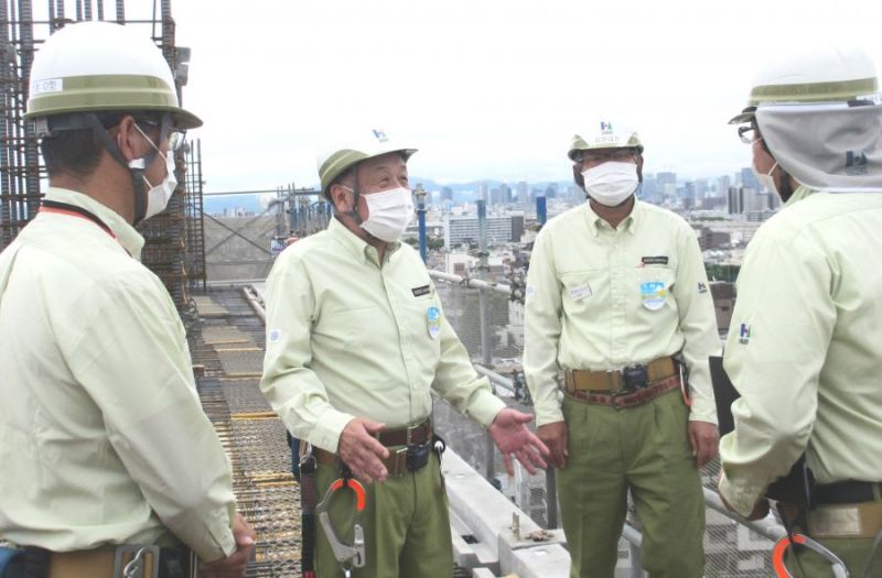 視察する池上社長(左から2人目)