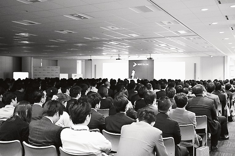 会員向けの「感謝祭」を社内で開催。約500人が来場した
