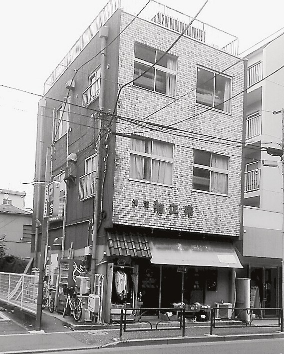 3階建ての中野のゲストハウスの正面には、いまだに菊正宗のロゴがある