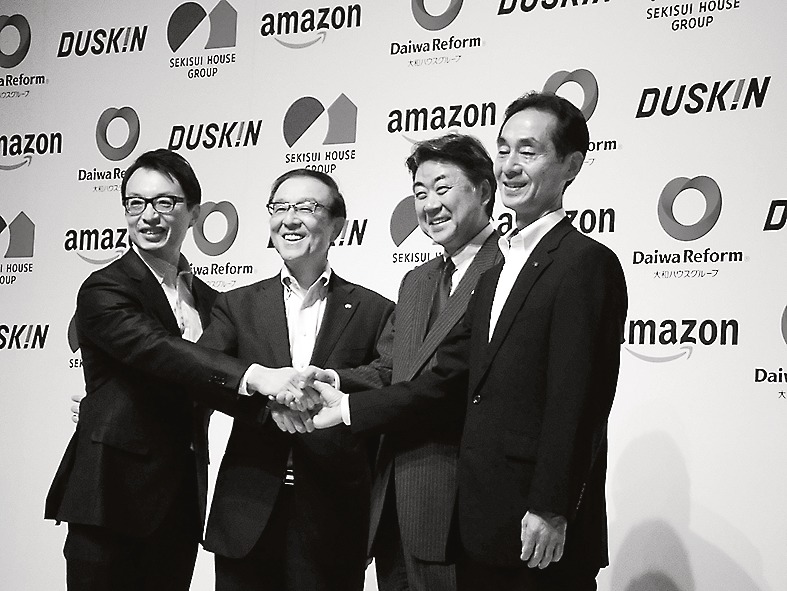 左からアマゾンジャパン社長ジャスパー・チャン氏、大和ハウスリフォーム社長杉浦純一氏、積水ハウス社長兼COO阿部俊則氏、ダスキン社長山村輝治氏