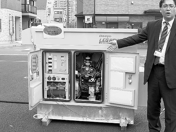 LPガス非常用発電機。内側に防音のためのパッキングがあり、騒音を押さえる