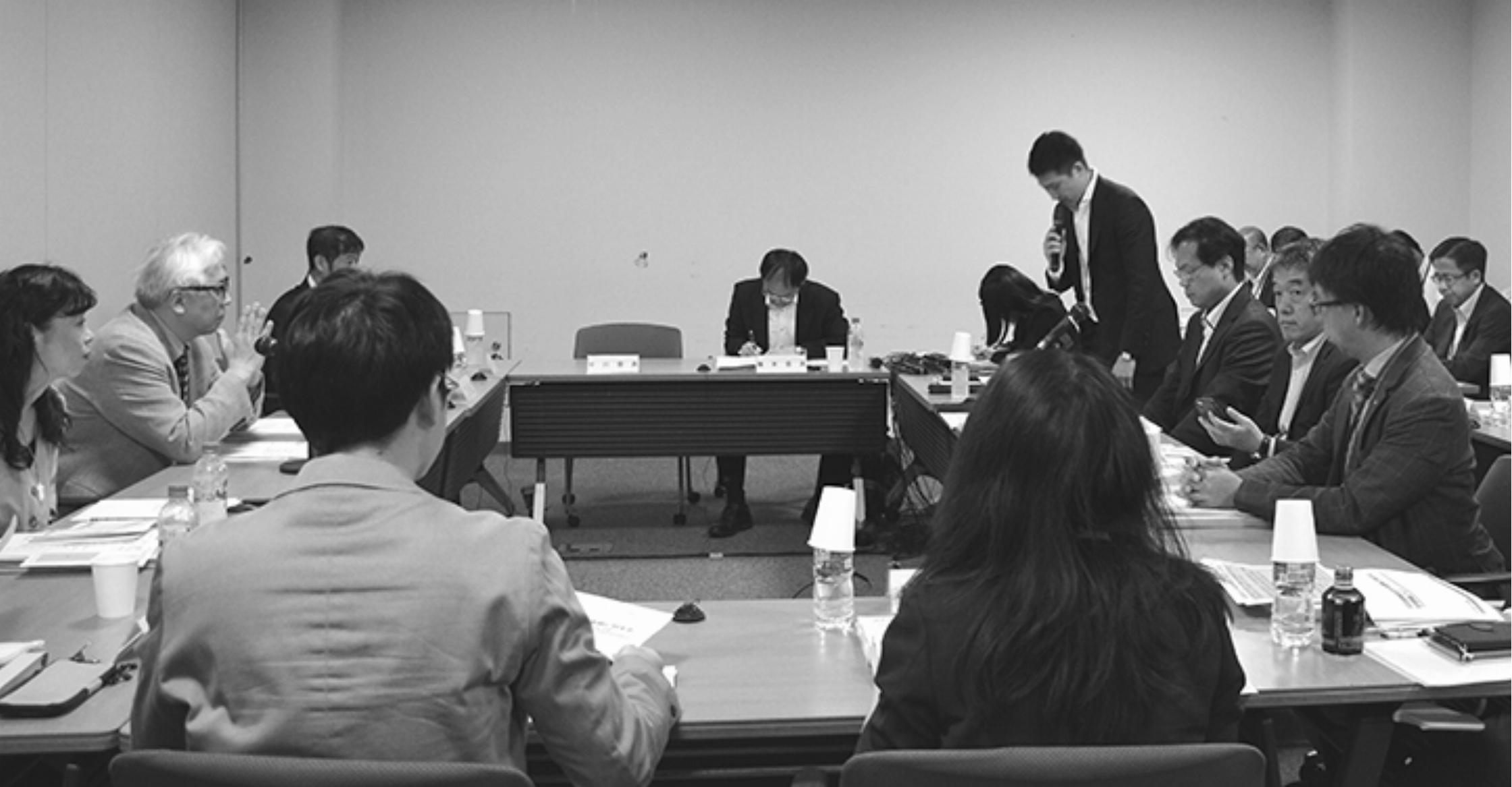 松村座長(左から2人目)と検討会委員ら